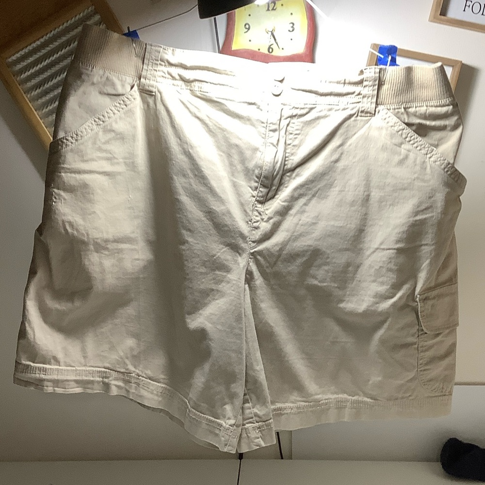 Bobbie Brooks Women's Tan Cargo Shorts